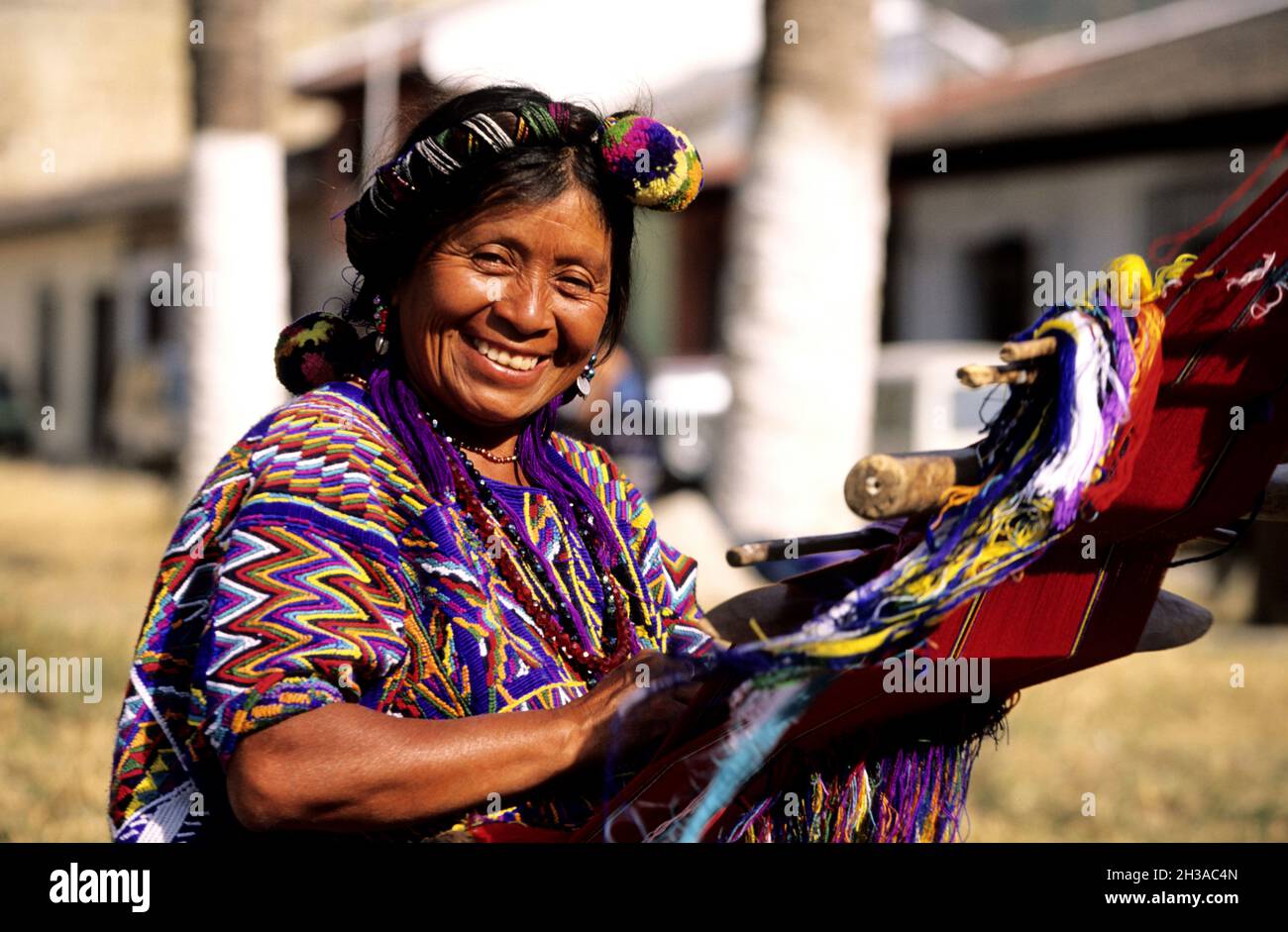 GUATEMALA.FEMME INDIENNE DANS ANTIGUA VILLE COLONIALE Banque D'Images