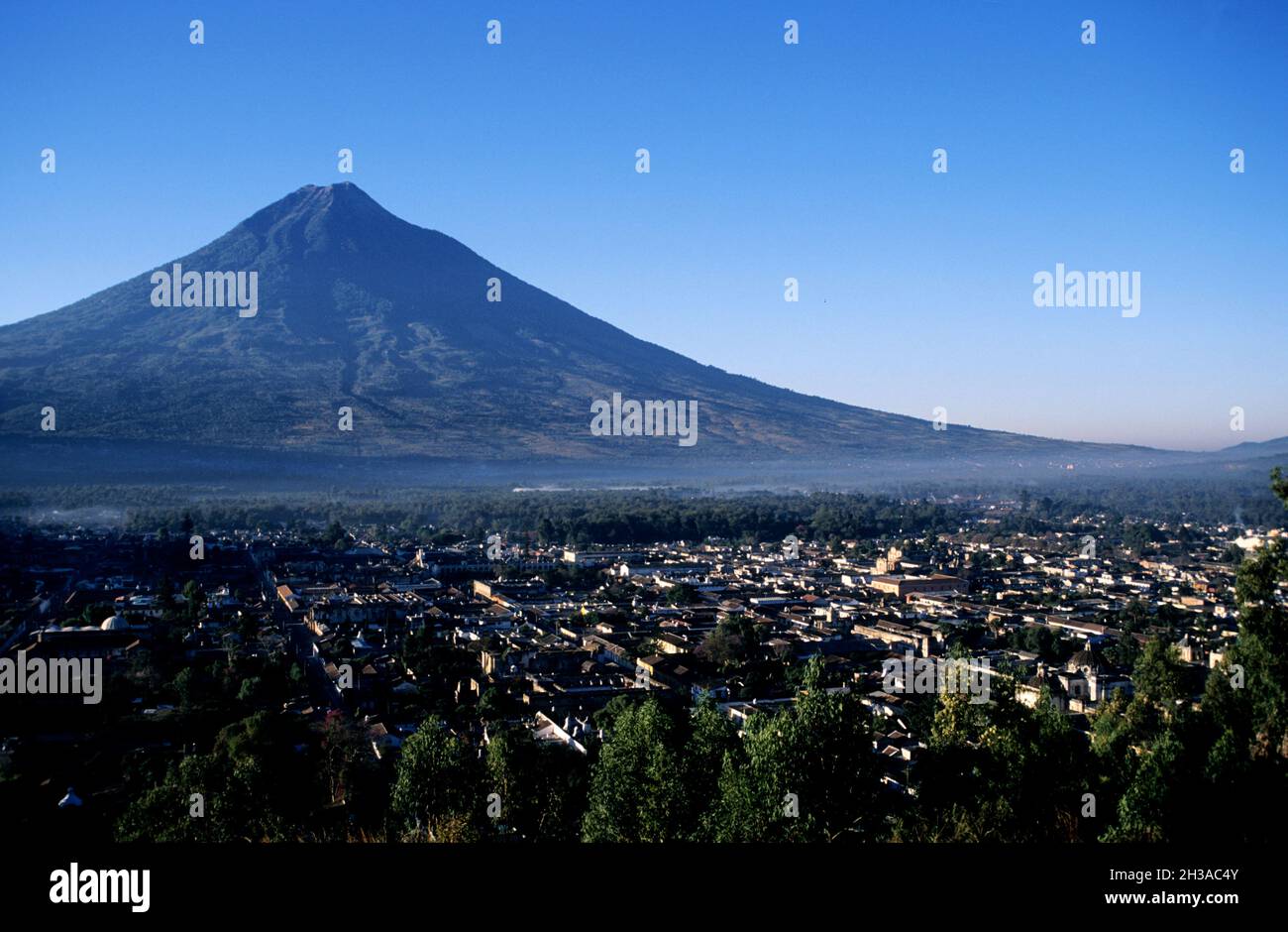 GUATEMALA.VILLE COLONIALE D'ANTIGUA (DEVANT LE VOLCAN AGUA) Banque D'Images