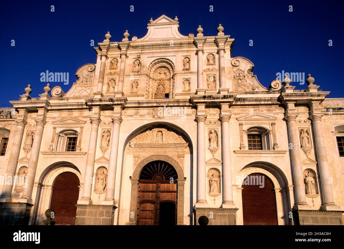 GUATEMALA.ANTIGUA VILLE COLONIALE.CATHÉDRALE DE SANTIAGO Banque D'Images
