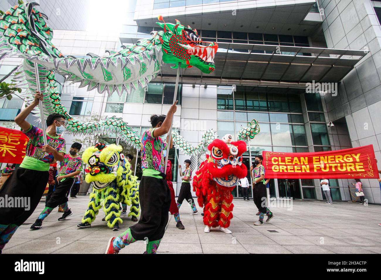 Metro Manille, Philippines.27 octobre 2021.Les activistes du climat ont organisé une danse de dragon et de lion à l'ambassade chinoise à Makati, pour se rassembler en faveur d'un leadership dirigé par l'Asie avant la Conférence des Nations Unies sur le climat à Glasgow, en Écosse. Banque D'Images
