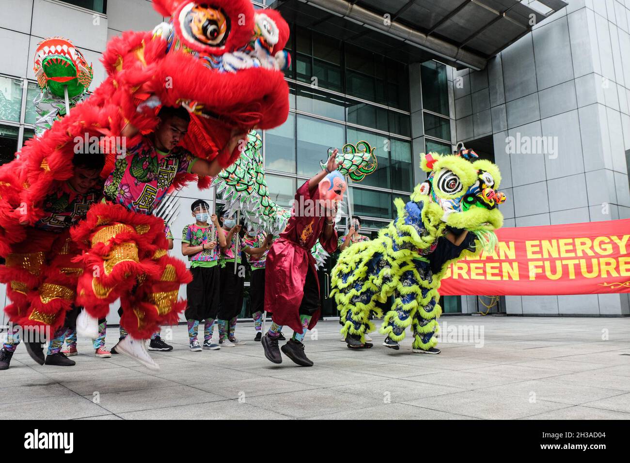 Metro Manille, Philippines.27 octobre 2021.Les activistes du climat ont organisé une danse de dragon et de lion à l'ambassade chinoise à Makati, pour se rassembler en faveur d'un leadership dirigé par l'Asie avant la Conférence des Nations Unies sur le climat à Glasgow, en Écosse. Banque D'Images