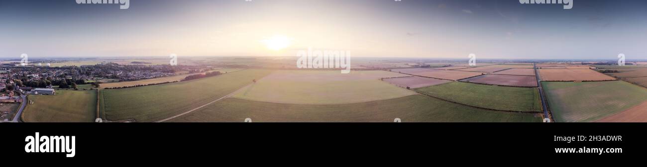 coucher de soleil vue panoramique sur les terres agricoles près du village de feltwell dans norfolk angleterre Banque D'Images