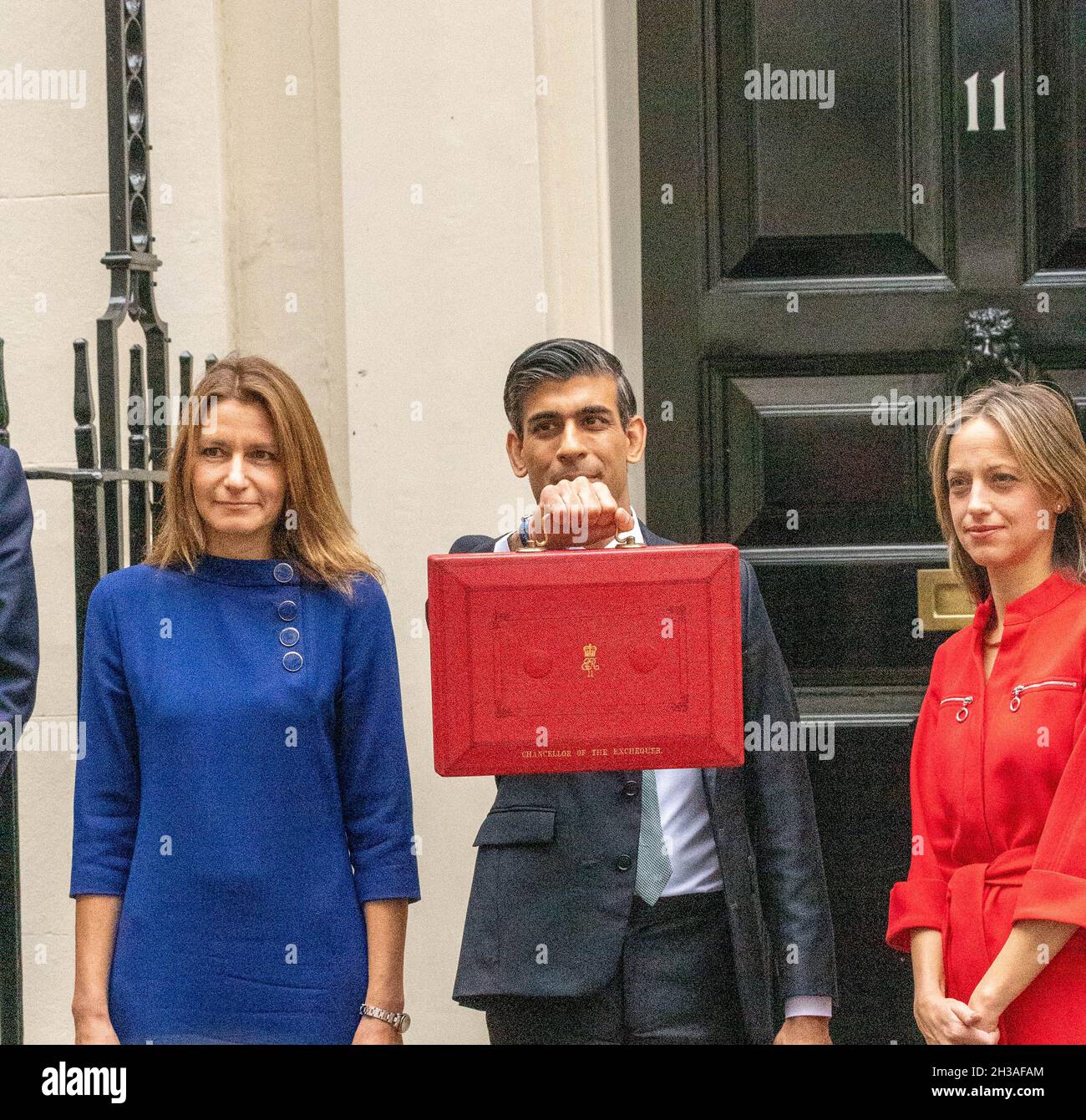 Londres, Royaume-Uni.27 octobre 2021.Rishi Sunak, chancelier de l’Échiquier, avec son budget rouge, avant le budget d’automne, au 11 Downing Street London Credit: Ian Davidson/Alay Live News Banque D'Images