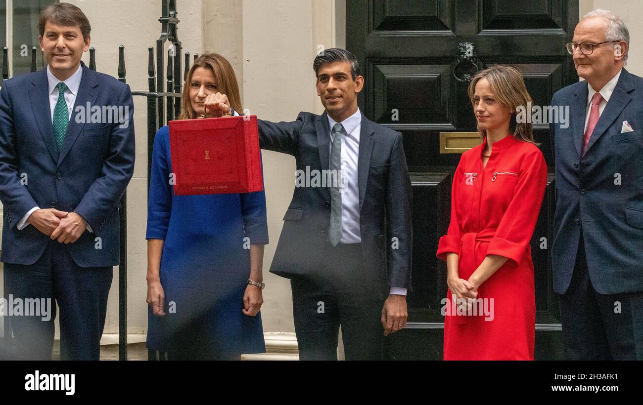 Londres, Royaume-Uni.27 octobre 2021.Rishi Sunak, chancelier de l’Échiquier, avec son budget rouge, avant le budget d’automne, au 11 Downing Street London Credit: Ian Davidson/Alay Live News Banque D'Images