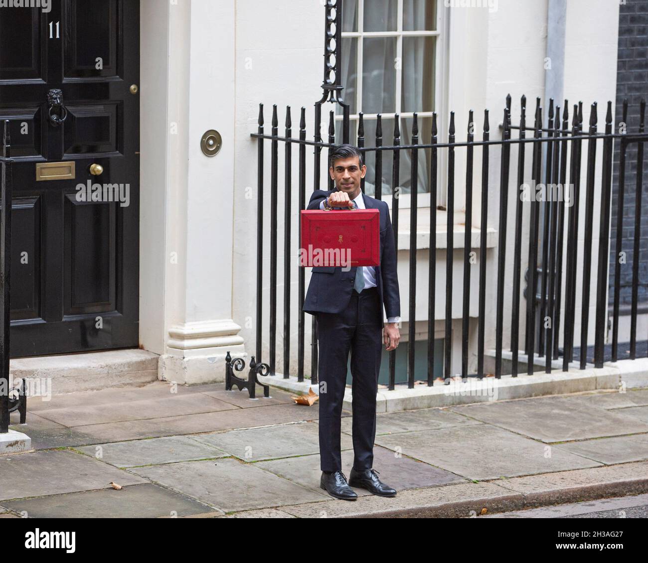 Le chancelier Rishi Sunak tient la Red Box qui contient le budget d'automne avant de quitter le No 11 Downing Street le 27 octobre 2021 pour la Maison o Banque D'Images