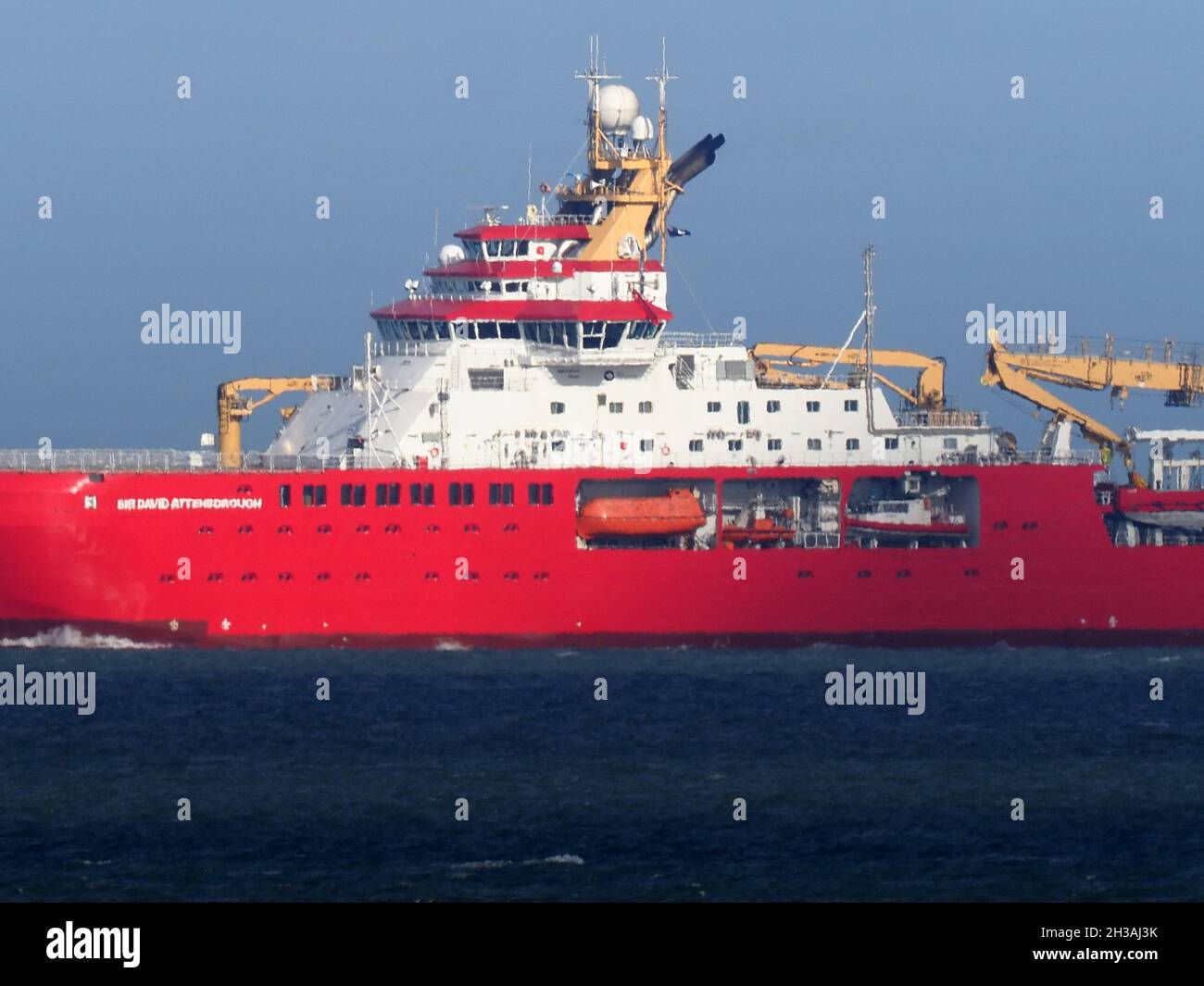 Sheerness, Kent, Royaume-Uni.27 octobre 2021.Le navire de recherche polaire 'RRS Sir David Attenborough' est arrivé sur la Tamise pour la première fois depuis Sheerness, dans le Kent.Le public a d'abord voté pour appeler le navire « Boaty McBoatface » - au lieu de cela, ce nom a été donné à un sous-marin télécommandé porté à bord.Le navire est l'un des plus avancés au monde et coûte 200 millions de livres sterling.Crédit : James Bell/Alay Live News Banque D'Images