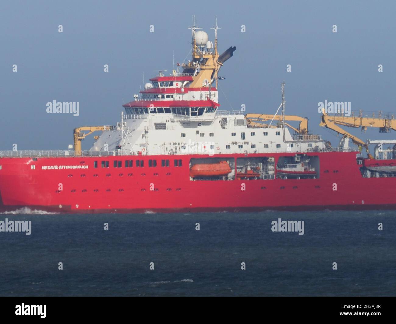 Sheerness, Kent, Royaume-Uni.27 octobre 2021.Le navire de recherche polaire 'RRS Sir David Attenborough' est arrivé sur la Tamise pour la première fois depuis Sheerness, dans le Kent.Le public a d'abord voté pour appeler le navire « Boaty McBoatface » - au lieu de cela, ce nom a été donné à un sous-marin télécommandé porté à bord.Le navire est l'un des plus avancés au monde et coûte 200 millions de livres sterling.Crédit : James Bell/Alay Live News Banque D'Images