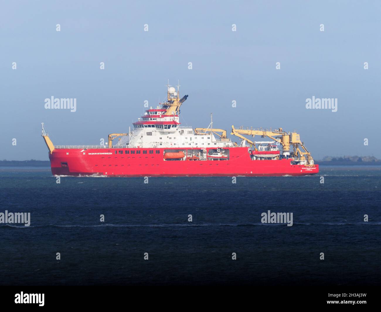 Sheerness, Kent, Royaume-Uni.27 octobre 2021.Le navire de recherche polaire 'RRS Sir David Attenborough' est arrivé sur la Tamise pour la première fois depuis Sheerness, dans le Kent.Le public a d'abord voté pour appeler le navire « Boaty McBoatface » - au lieu de cela, ce nom a été donné à un sous-marin télécommandé porté à bord.Le navire est l'un des plus avancés au monde et coûte 200 millions de livres sterling.Crédit : James Bell/Alay Live News Banque D'Images