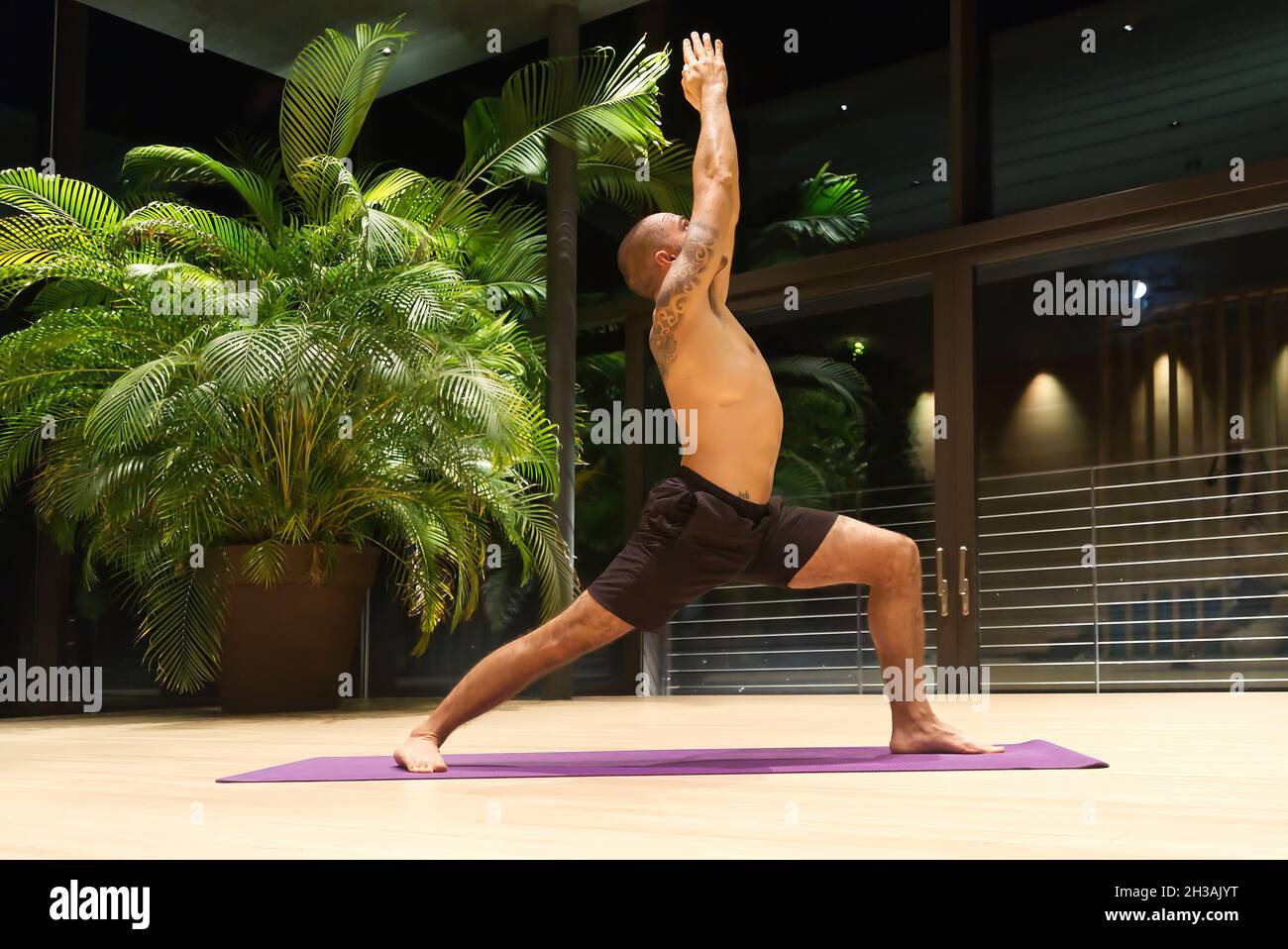 Omar Mura homme caucasien d'âge moyen exécute une position de yoga à l'intérieur. Banque D'Images