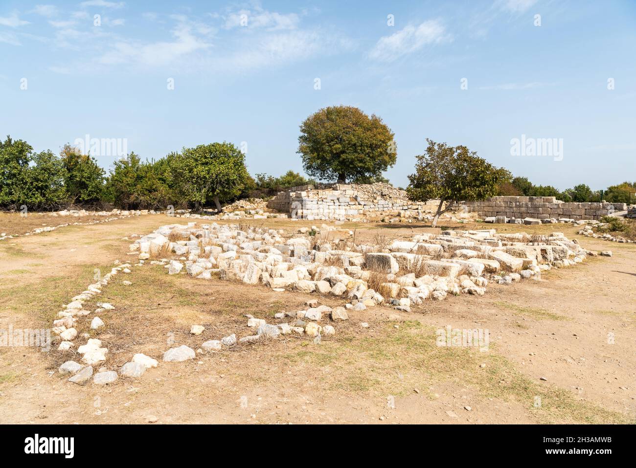 Ruines de l'ancienne ville grecque Teos dans la province d'Izmir en Turquie.Teos était une ancienne ville grecque sur la côte d'Ionia.Teos était un port florissant avec de l'humour Banque D'Images