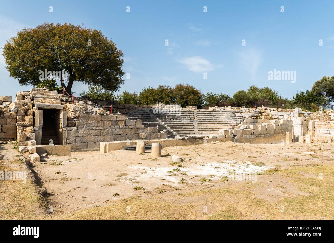 Ruines de la maison du conseil de Bouleutérion à l'ancienne ville grecque Teos dans la province d'Izmir en Turquie.Teos était une ancienne ville grecque sur la côte d'Ionia. Banque D'Images