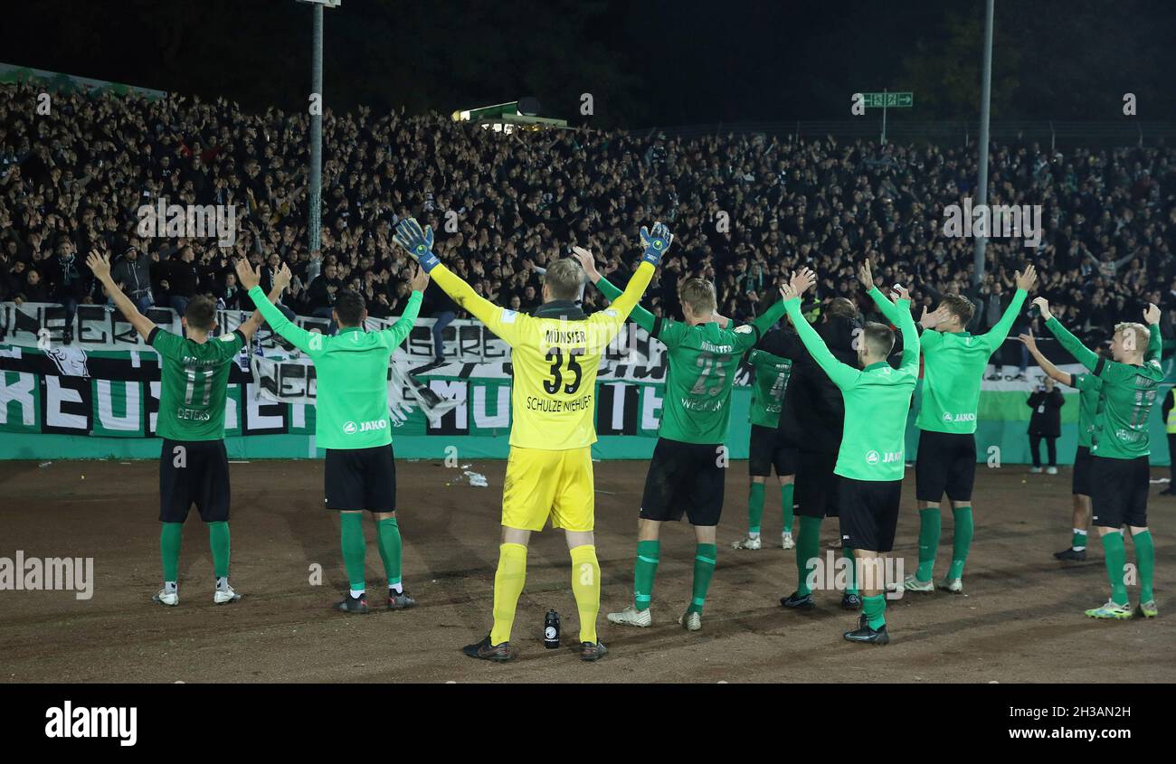 Firo: 26.10.2021 Fuvuball: Soccer: DFB Pokal saison 2021/2022 2ème tour SC Preuvuen SCP, Preussen Mvºnster, Muenster - Hertha BSC Berlin 1: 3 jubilation.Équipe devant les fans d'Ultras avec Max Schulze Niehues Banque D'Images