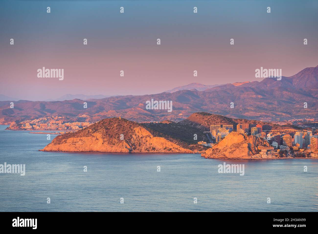 Vue panoramique sur la côte rocheuse de la Costa Blanca sur la mer Méditerranée d'Alicante au lever du soleil. Banque D'Images