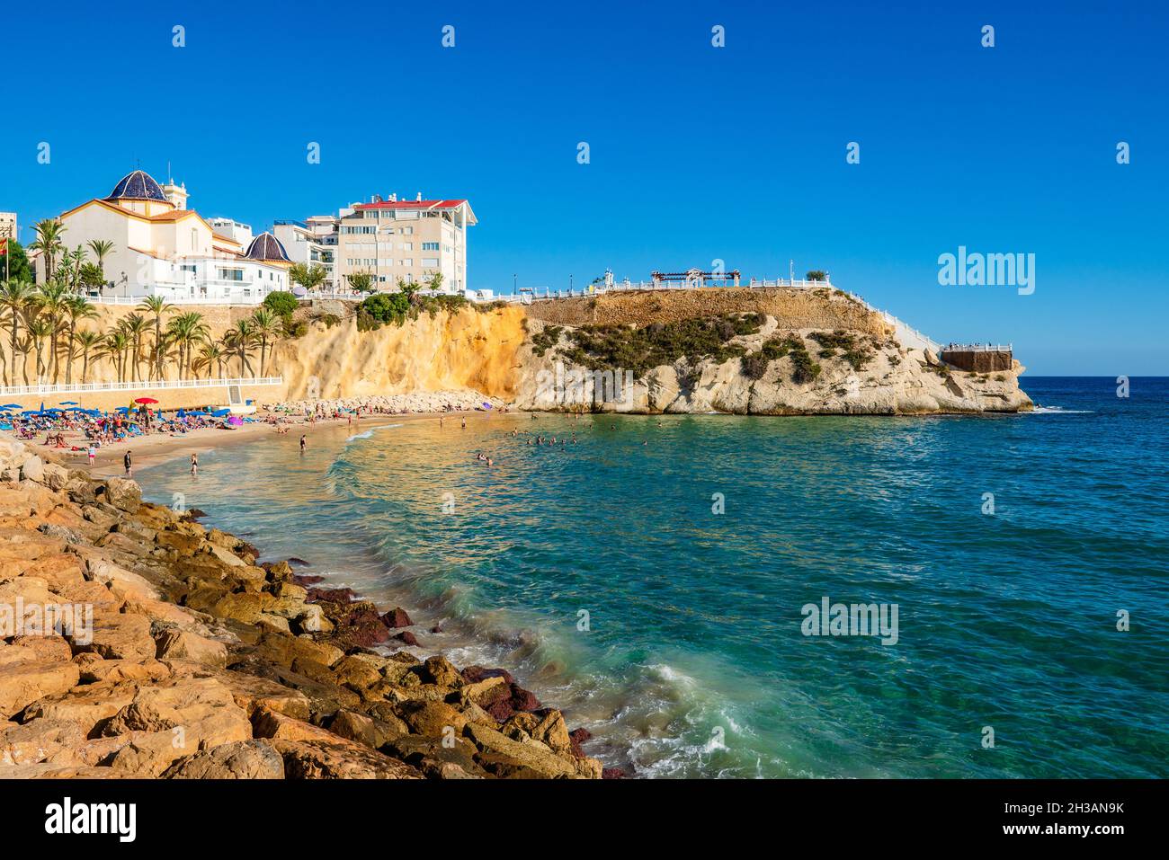 Touristes dans la vieille ville de Benidorm plage mal pas Banque D'Images