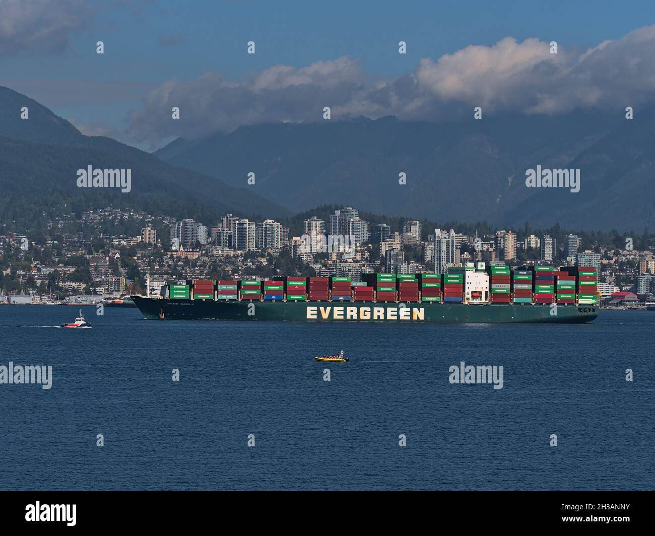Navire à conteneurs Ever Eagle, exploité par la compagnie maritime Evergreen Marine Corp. En passant par Vancouver North à Burrard Inlet avec des montagnes en arrière-plan. Banque D'Images