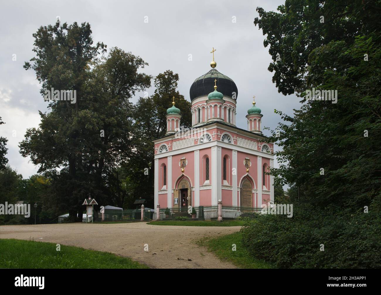 Eglise commémorative Alexandre Nevsky (Alexander-Newski-Gedächtniskirche) sur la colline de Kapellenberg près de la colonie russe Alexandrowka (Russische Kolonie Alexandrowka) à Potsdam, en Allemagne.L'église russe conçue par l'architecte russe Vasily Stasov dans le style byzantin du renouveau a été achevée en 1829. Banque D'Images