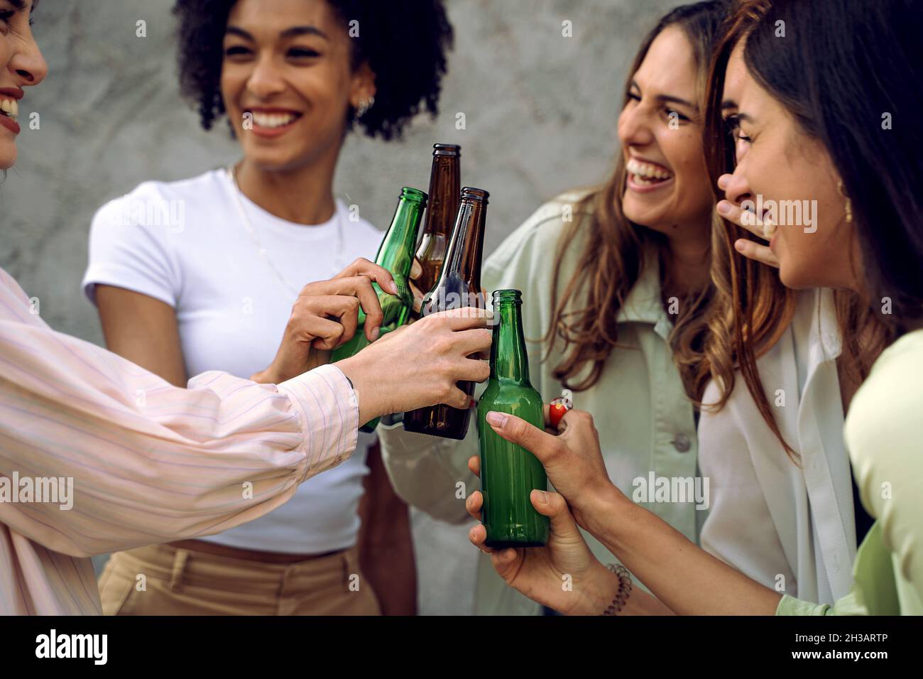 Les copines toasts des bouteilles de bière - concept de l'insouciance et de la convivialité - femmes seulement Banque D'Images