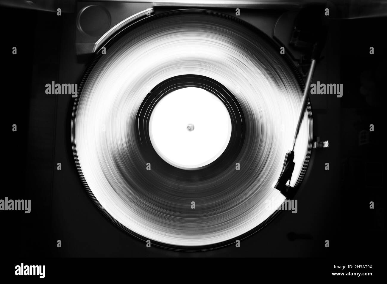 Image abstraite en noir et blanc d'un plateau tournant pour disques vinyles.Vitesse d'obturation élevée.Pistes de mouvement. Banque D'Images