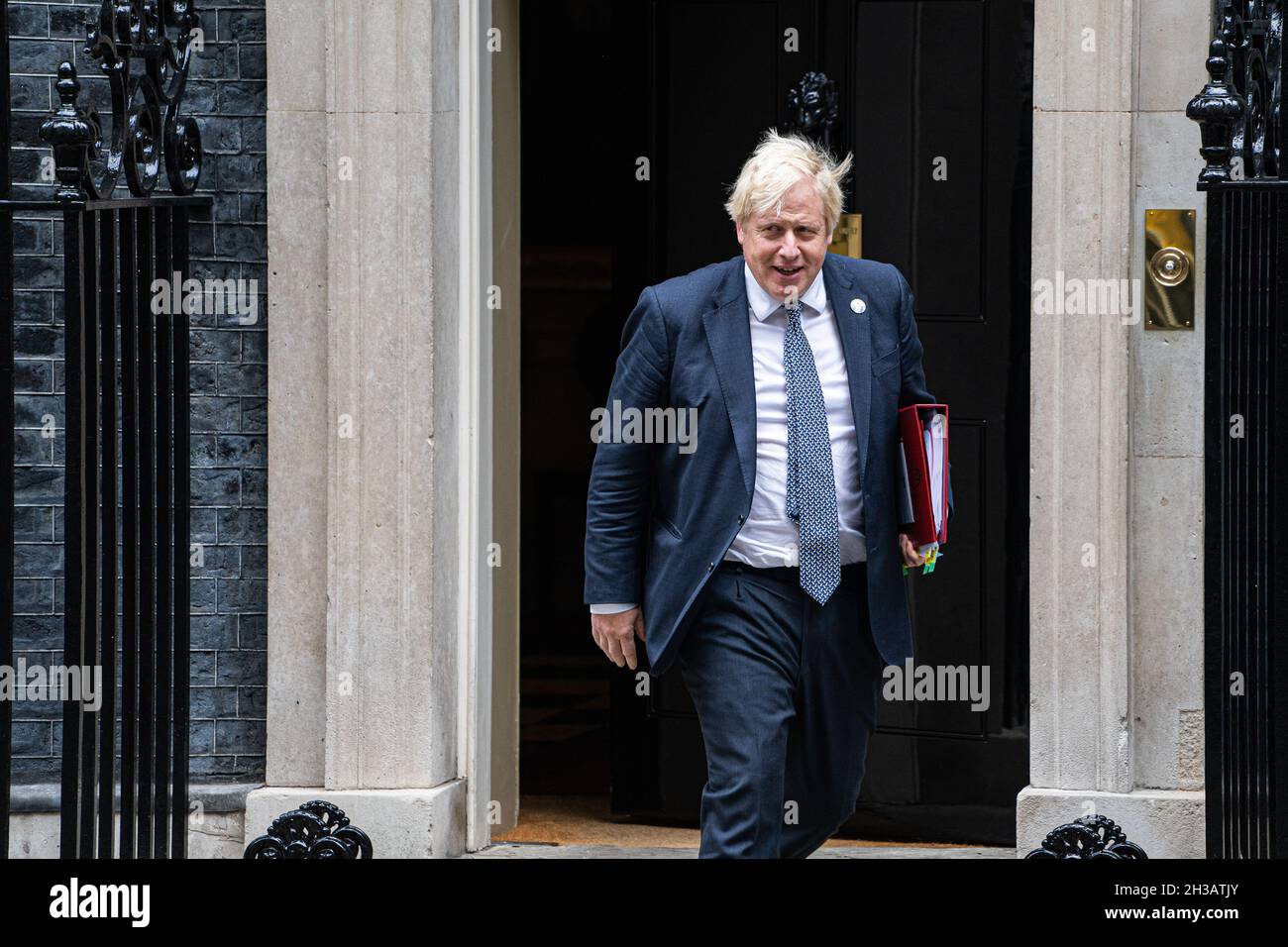 LONDRES, ROYAUME-UNI.27 octobre 2021.Le Premier ministre Boris Johnson quitte 10 Downing Street pour le Parlement alors que le chancelier Rishi Sunak livre son plan de dépenses budgétaires d'automne pour le crédit « nouvel âge » : amer ghazzal/Alay Live News Banque D'Images