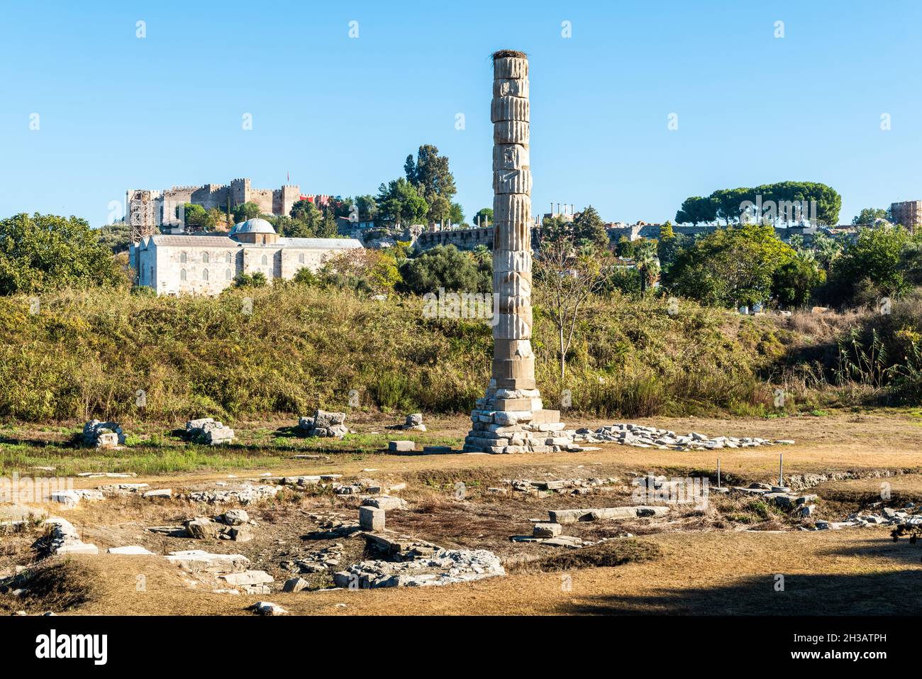 Le site du Temple d'Artémis à Selcuk, en Turquie, avec un pilier unique reconstruit.Le pilier est tout ce qui reste du temple massif, un des S Banque D'Images