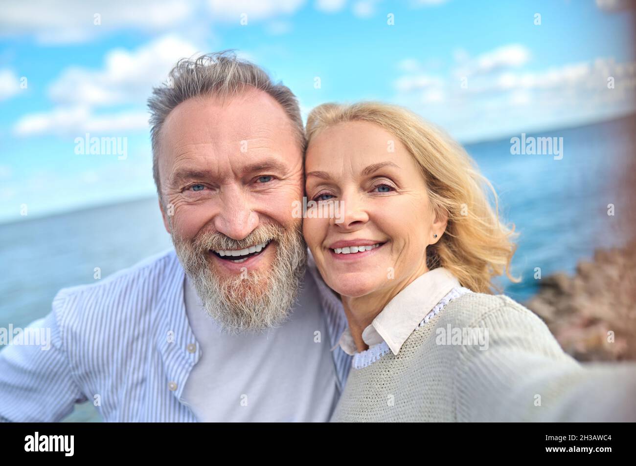 Homme souriant et femme regardant la caméra Banque D'Images