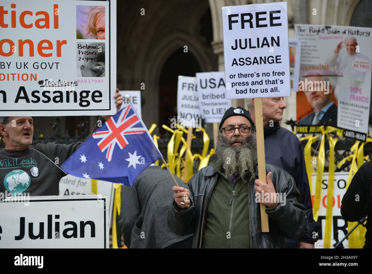 Londres, Royaume-Uni.27 octobre 2021.Protestation devant les tribunaux royaux lors de la première audience dans le cadre de l'appel d'extradition de Julian Assange.Credit: Thomas Krych/Alamy Live News Banque D'Images