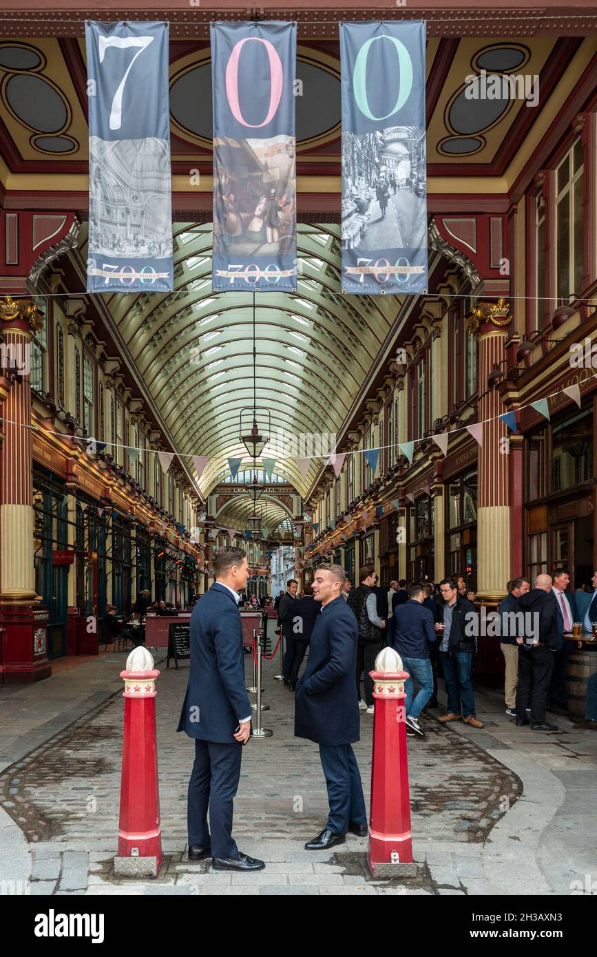 Londres, Royaume-Uni.27 octobre 2021.Les gens dans le marché Leadenhall à l'heure du déjeuner dans la ville de Londres alors que Rishi Sunak, chancelier de l'Échiquier, livre son budget.L'inflation devrait atteindre 4% avec un impact sur le coût de la vie.Les changements apportés aux droits d'alcool auront un impact sur les pubs et les restaurants de ce lieu de consommation préféré des travailleurs de la ville.Credit: Stephen Chung / Alamy Live News Banque D'Images