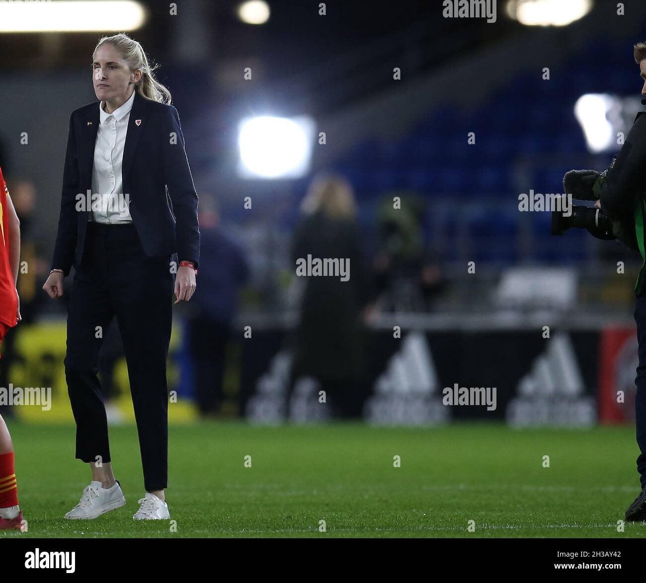 Cardiff, Royaume-Uni.26 octobre 2021.Gemma Grainger, l'entraîneur en chef de l'équipe féminine de football du pays de Galles, regarde à la fin du match.Wales Women v Estonia Women, FIFA Women's World Cup 2023 qualification match au Cardiff City Stadium à Cardiff le mardi 26 octobre 2021.Usage éditorial seulement, photo par Andrew Orchard/Andrew Orchard sports photographie/Alamy Live News crédit: Andrew Orchard sports photographie/Alamy Live News Banque D'Images