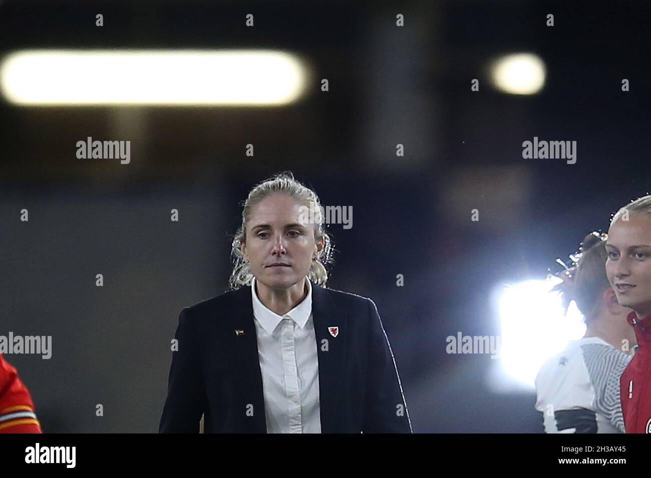 Cardiff, Royaume-Uni.26 octobre 2021.Gemma Grainger, l'entraîneur en chef de l'équipe féminine de football du pays de Galles, regarde à la fin du match.Wales Women v Estonia Women, FIFA Women's World Cup 2023 qualification match au Cardiff City Stadium à Cardiff le mardi 26 octobre 2021.Usage éditorial seulement, photo par Andrew Orchard/Andrew Orchard sports photographie/Alamy Live News crédit: Andrew Orchard sports photographie/Alamy Live News Banque D'Images