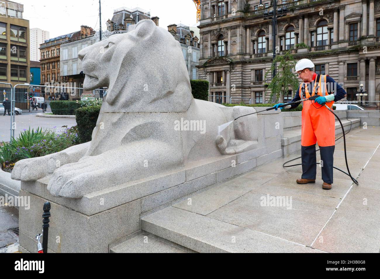 Glasgow, Royaume-Uni.27 octobre 2021.Des ouvriers nettoyaient le cénotaphe de la ville et les lions symboliques de George Square, à l'extérieur des chambres de la ville, en utilisant des pistolets à eau haute pression pour préparer les commémorations annuelles du jour du souvenir en novembre.Crédit : Findlay/Alay Live News Banque D'Images