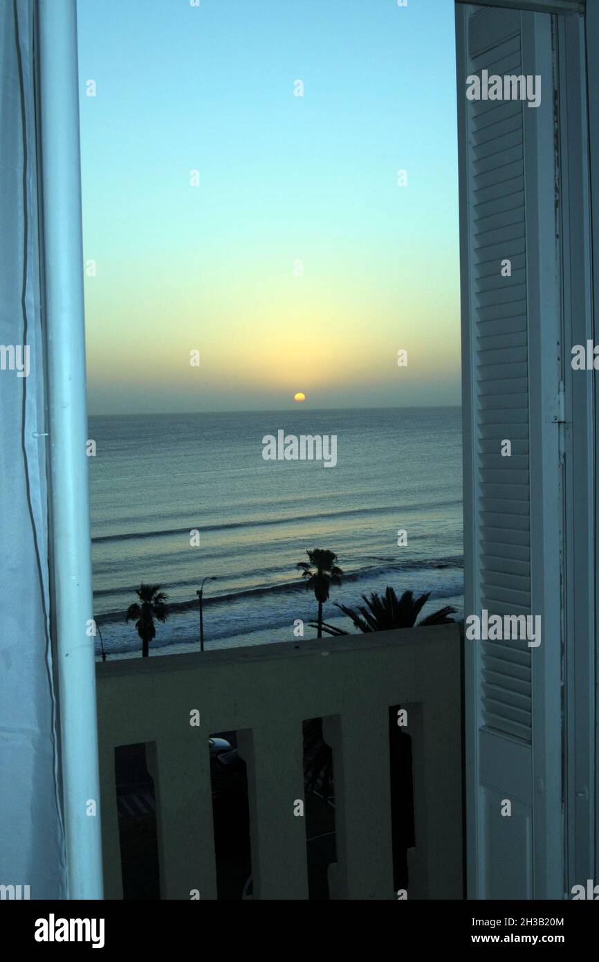 Coucher de soleil sur la mer, par la fenêtre. Banque D'Images