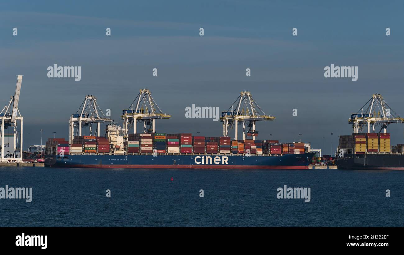 Vue sur Roberts Bank Superport, situé dans le détroit de Georgia et une partie du port de Vancouver, avec navire à conteneurs d'amarrage Ciner Czech. Banque D'Images