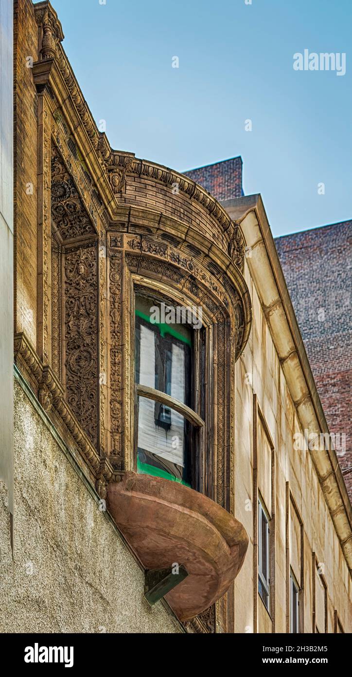 Le 1208, rue Chestnut, malheureusement délabré, est surmontée d'une baie vitrée inhabituelle.Philadelphia Centre City East. Banque D'Images