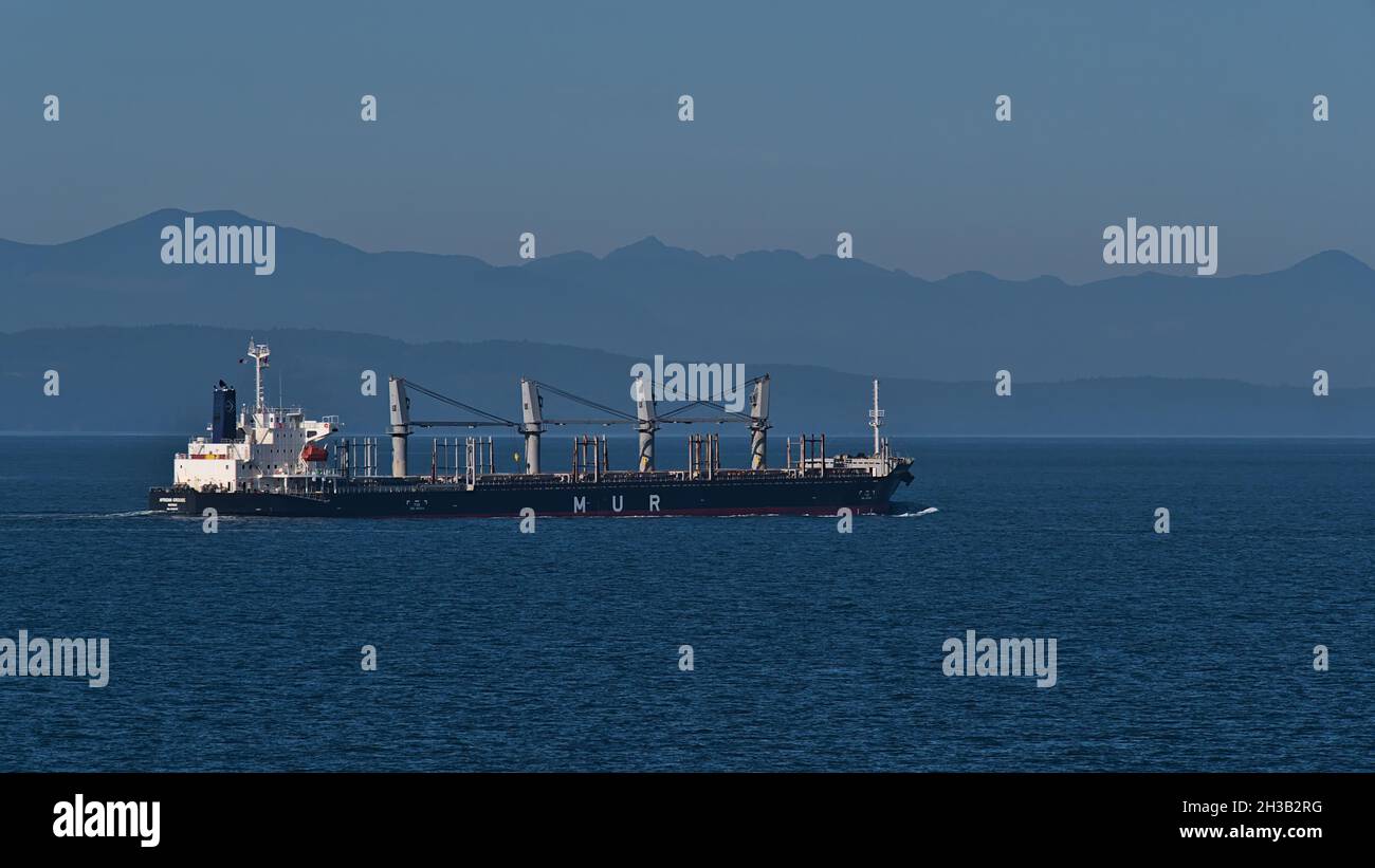 Vue d'un navire de cargaison de tétras africain exploité par le Mur Shipping dans le détroit de Georgia avec l'île de Vancouver en arrière-plan par temps ensoleillé. Banque D'Images