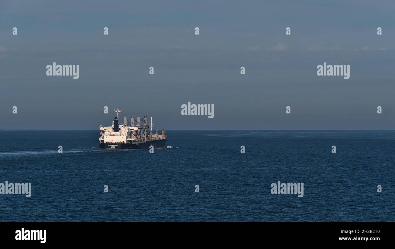 Vue arrière du navire de cargaison le tétras africain exploité par le Mur Shipping dans la mer Salish près de l'île de Vancouver par temps ensoleillé. Banque D'Images