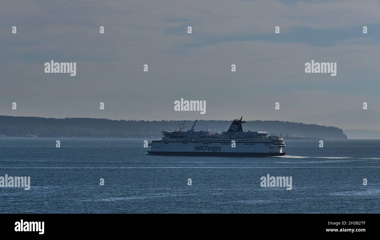 Vue du navire MV Spirit of British Columbia de BC Ferries approchant du terminal de traversier Tsawwassen par beau temps en automne. Banque D'Images