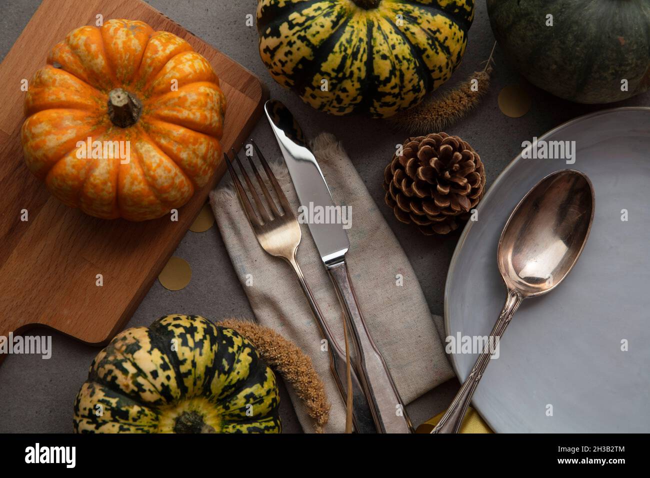 L'automne place cadre style de vie Thanksgiving fond avec des couverts et des citrouilles Banque D'Images
