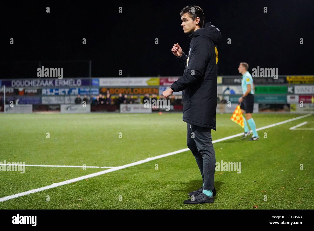 ERMELO, PAYS-BAS - 26 OCTOBRE : quatrième Sven Spaan officiel lors du match de la coupe KNVB du TOTO néerlandais entre DVS'33 et le FC Eindhoven au Sportpark DVS'33 Ermelo le 26 octobre 2021 à Ermelo, pays-Bas (photo de Joris Verwijst/Orange Pictures) Banque D'Images
