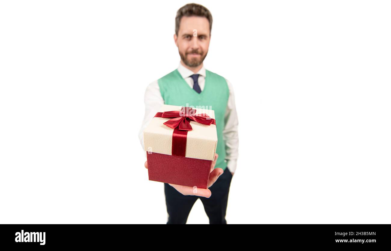 cadeau pour la fête des femmes. le chef de la direction tient sa boîte-cadeau. homme beau se prépare pour la date romantique. Banque D'Images