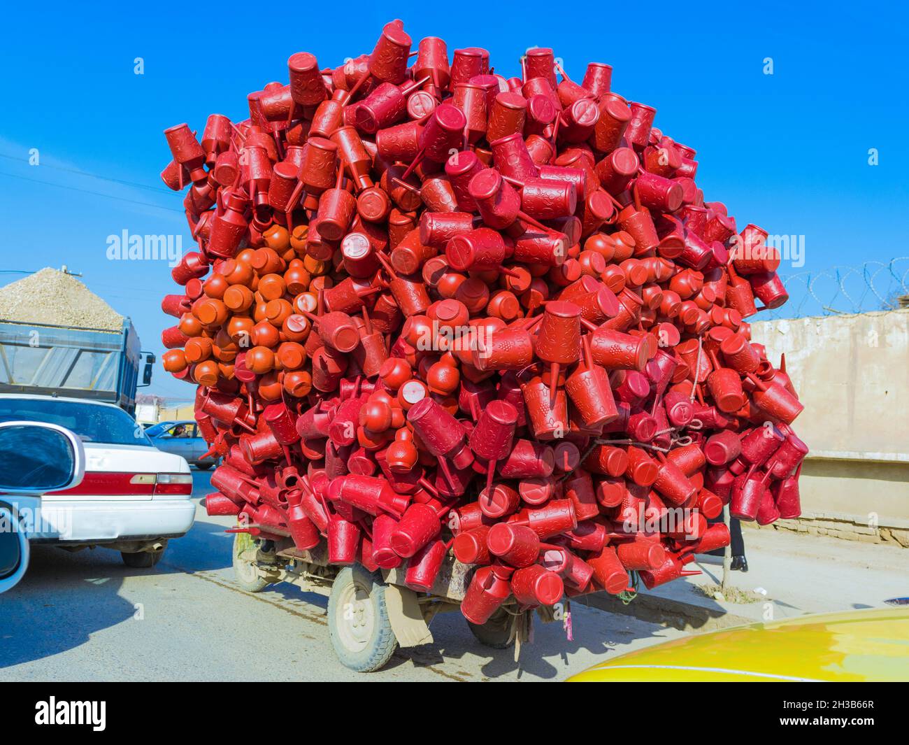 Zarang (Tuk-Tuk) totalement surchargée à Mazar i Sharif, en Afghanistan Banque D'Images