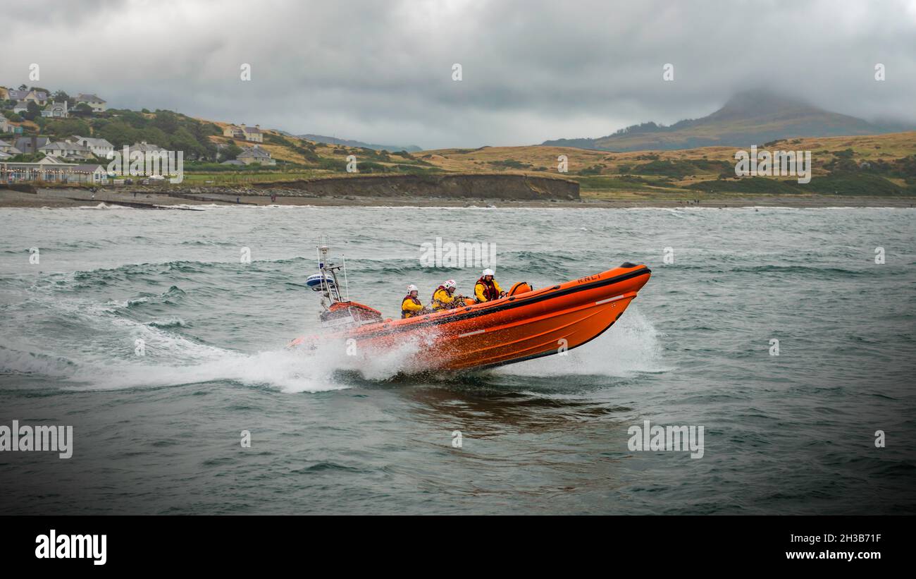 RNLI Criccieth Lifeboat Station, un canot de sauvetage de classe 85 de l'Atlantique qui se fait passer par les vagues. Banque D'Images
