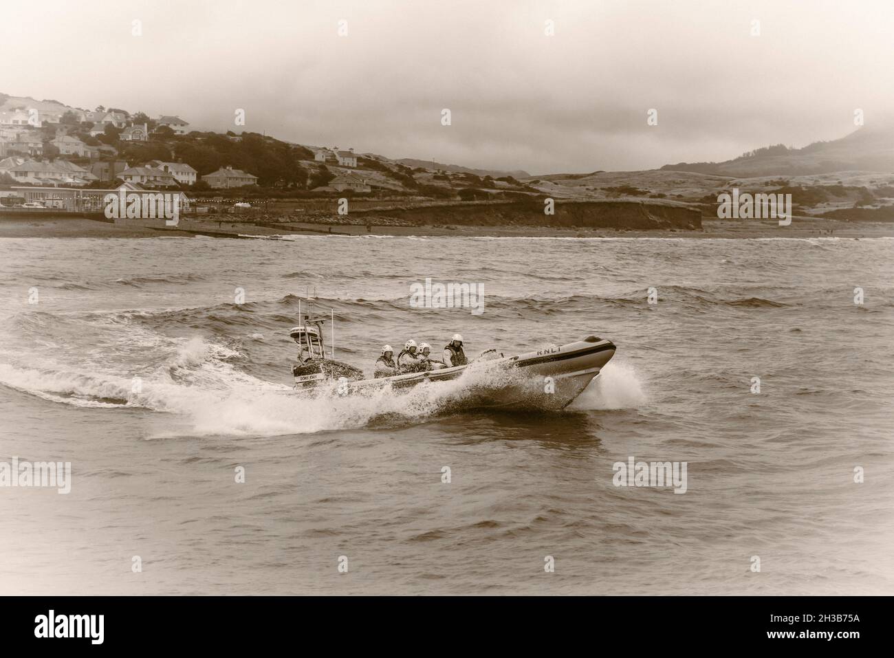 RNLI Criccieth, un canot de sauvetage de classe 85 de l'Atlantique de la station de Lifeboat, qui se batte à travers les vagues. Banque D'Images