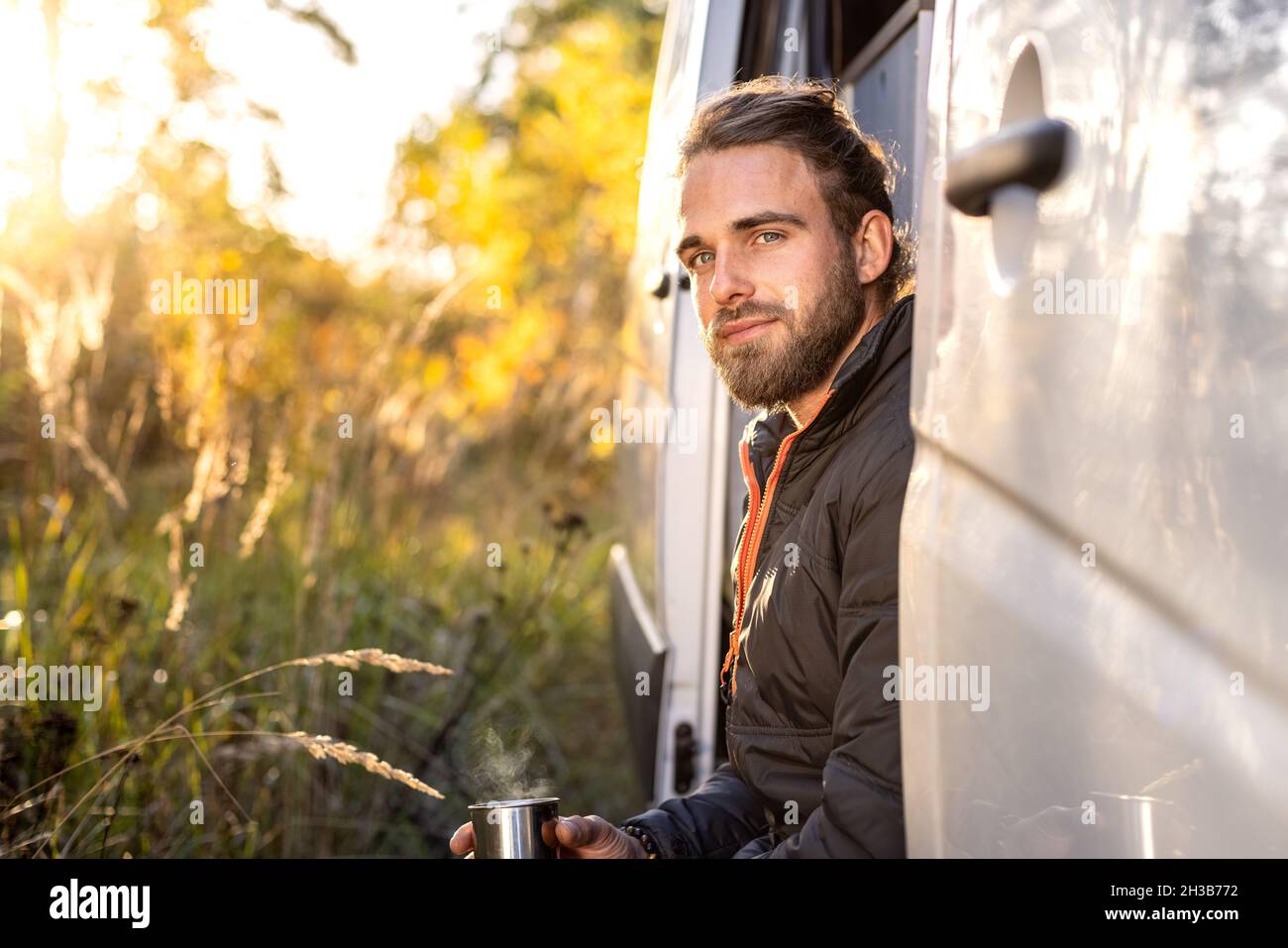 Portrait d'un homme assis dans la porte de sa camionnette Banque D'Images