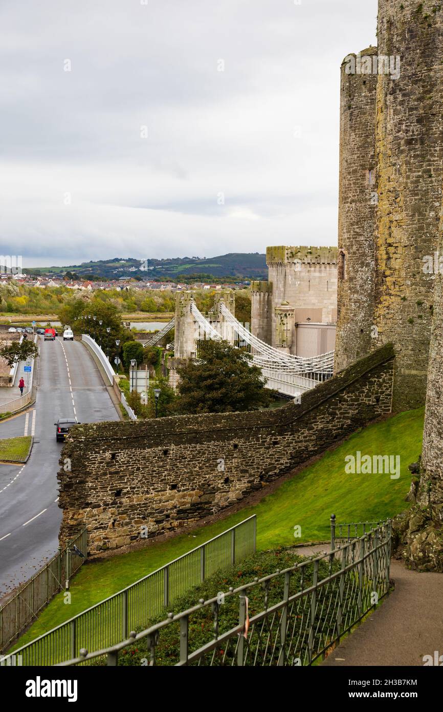 Mur ouest du château de Conwy et pont suspendu de Telford.Conwy, Clwyd, pays de Galles. Banque D'Images