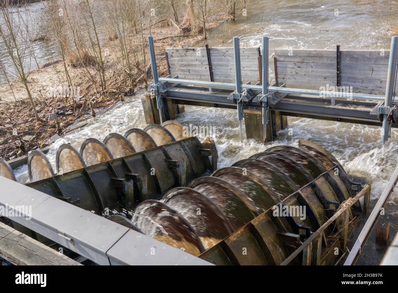 Une turbine à vis dans une petite centrale hydroélectrique, River Werra, Hannoversch Münden, Basse-Saxe, Allemagne,Europe Banque D'Images