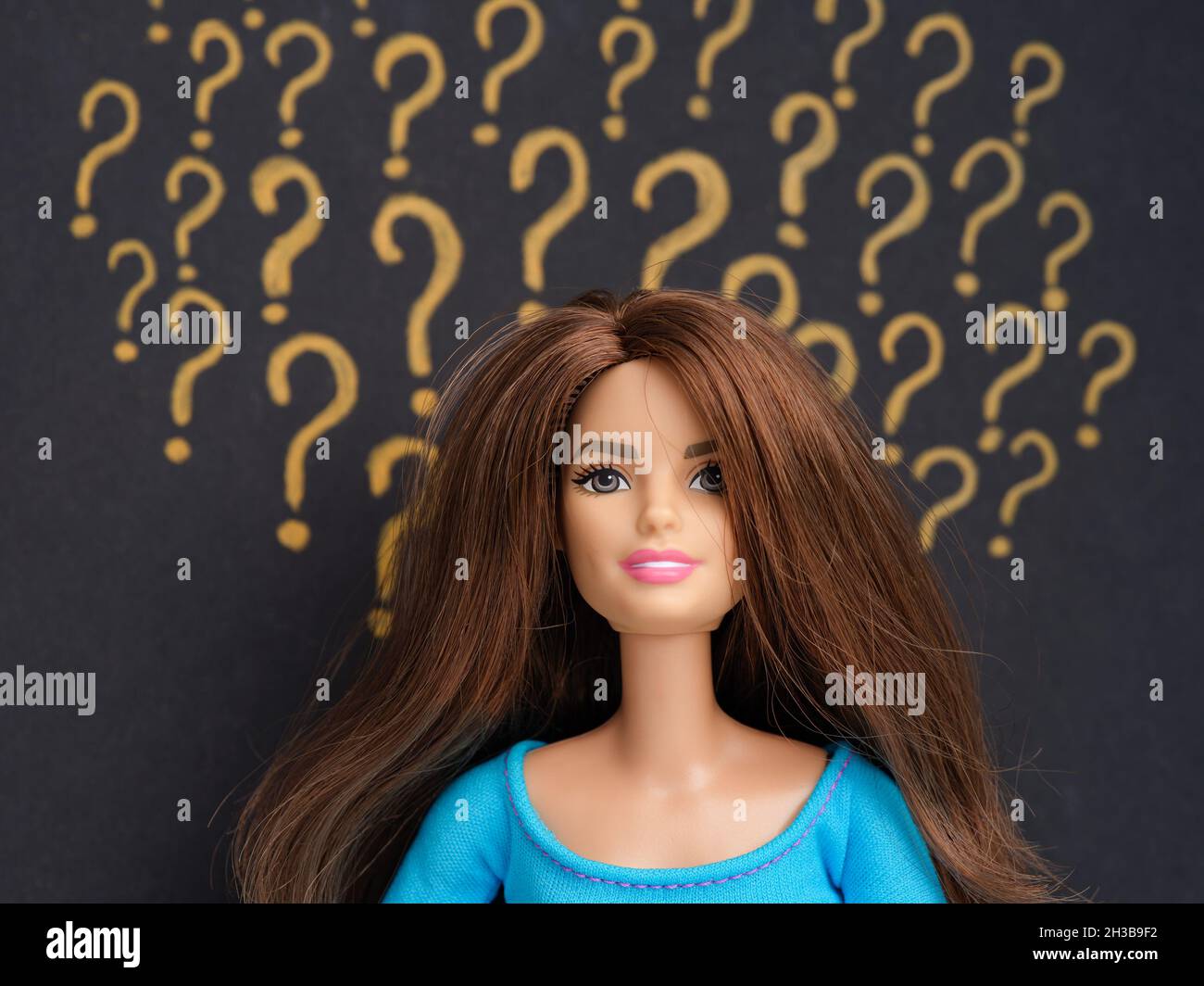 Tambov, Fédération de Russie - 26 octobre 2021 Portrait d'une poupée Barbie aux cheveux bruns sur fond de point d'interrogation. Banque D'Images