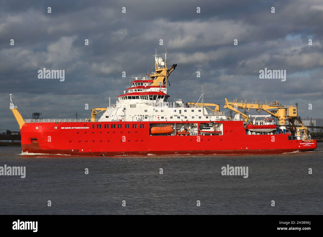 Greenhithe, Royaume-Uni.27 octobre 2021.Le navire de recherche polaire RRS Sir David Attenborough est arrivé sur la Tamise pour sa première visite à Londres.Le bateau est photographié à Greenhithe, à l'approche du pont QEII en route vers Greenwich pour une visite portuaire de 4 jours.En 2016, le nom de Boaty McBoatface a gagné un sondage pour décider du nom du navire mais RRS David Attenborough a été adopté à la place.Crédit : Rob Powell/Alay Live News. Banque D'Images