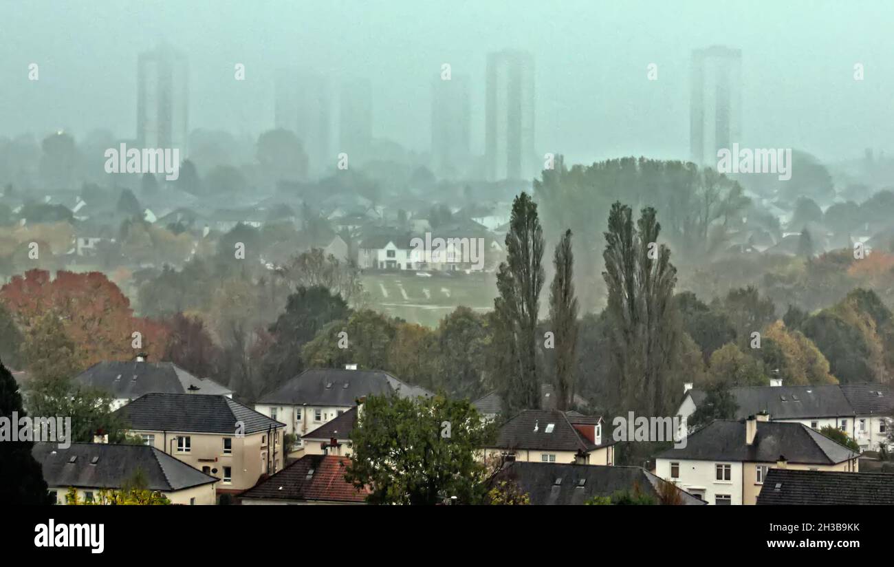 Glasgow, Écosse, Royaume-Uni 27 octobre, 2021.UK Météo : la pluie torrentielle a vu les tours de scotstoun lutter dans la pluie alors que la ville a disparu derrière eux dans les torrents.Crédit : Gerard Ferry/Alay Live News Banque D'Images