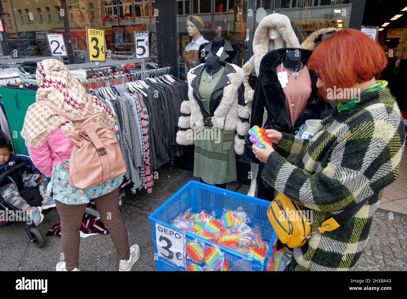 Strassenszene Karl-Marx-Strasse, Neukölln, 1 Euro Shop, Billigläden, Berlin Banque D'Images