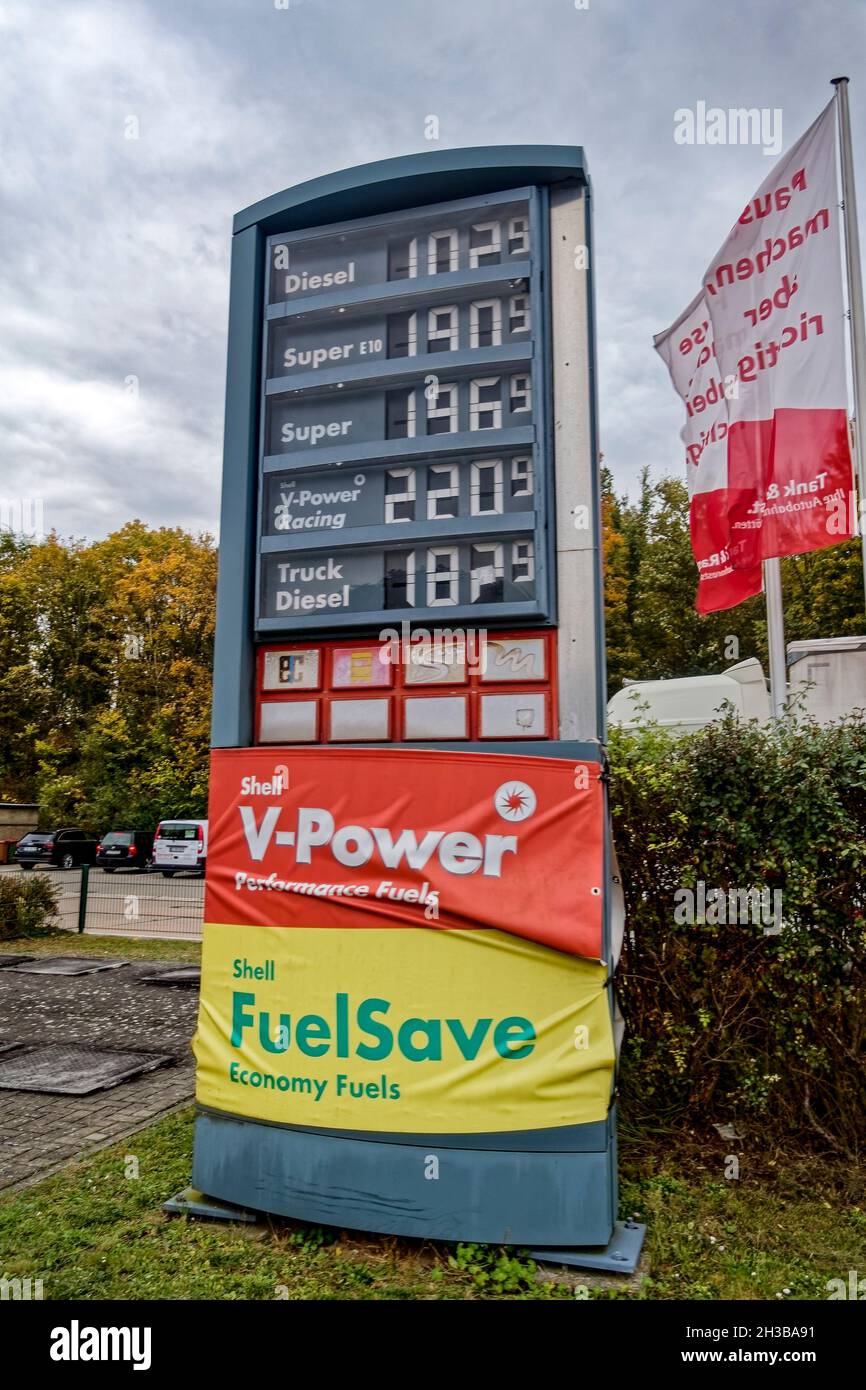 Preistafel Shell Autobahntankstelle Tankstelle Oktober 2021, Berlin, Allemagne, Banque D'Images